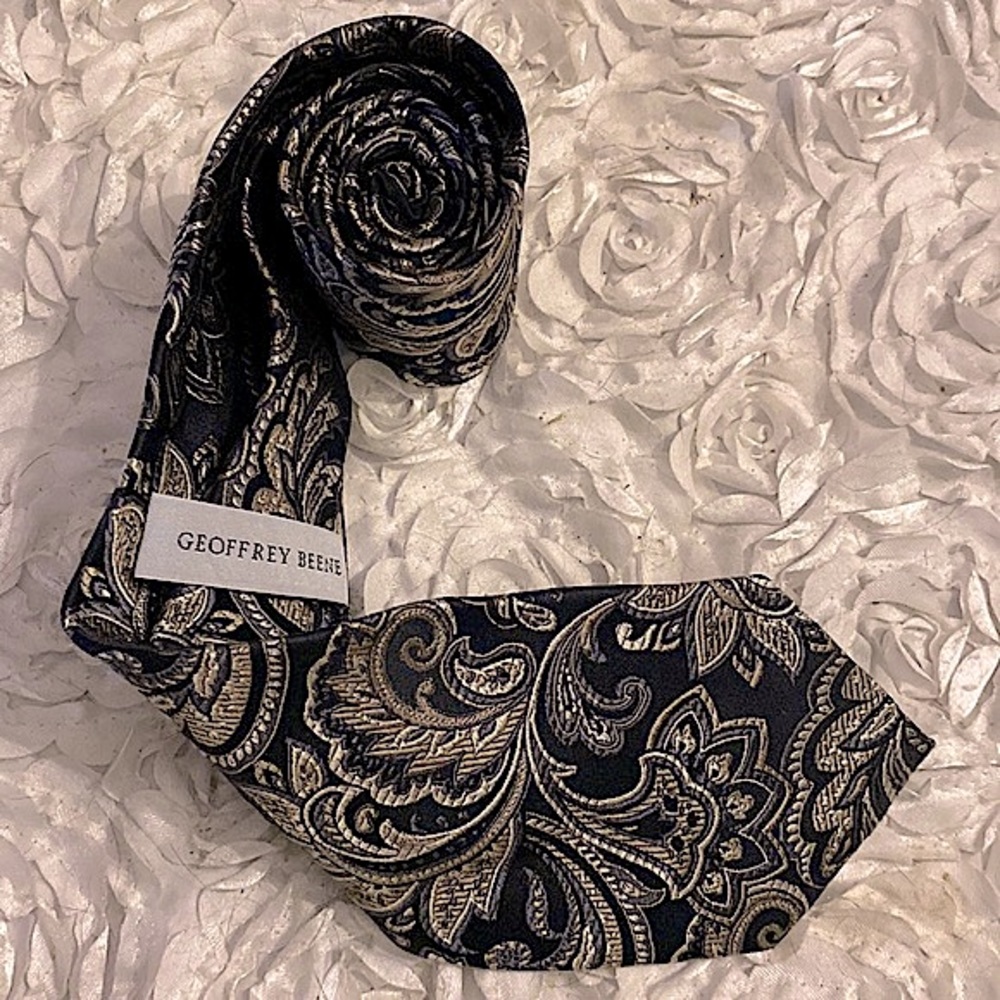 New Geoffrey Beene mens silk paisley tie